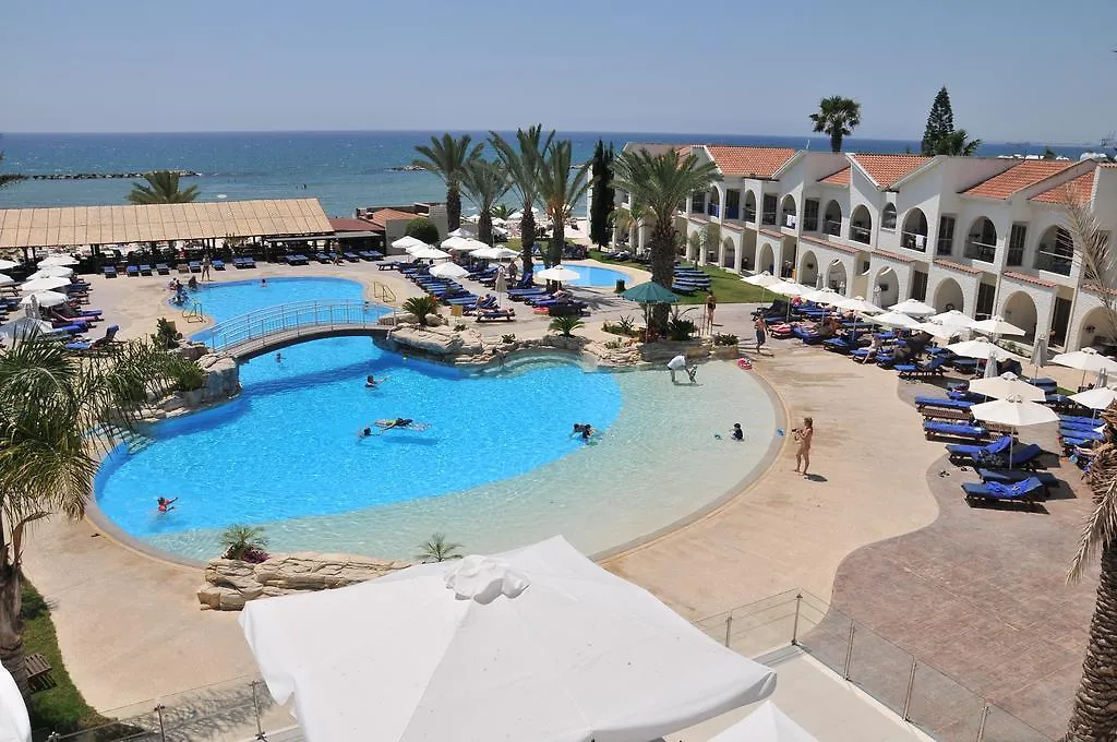 Radisson Beach Resort Larnaka 5*,