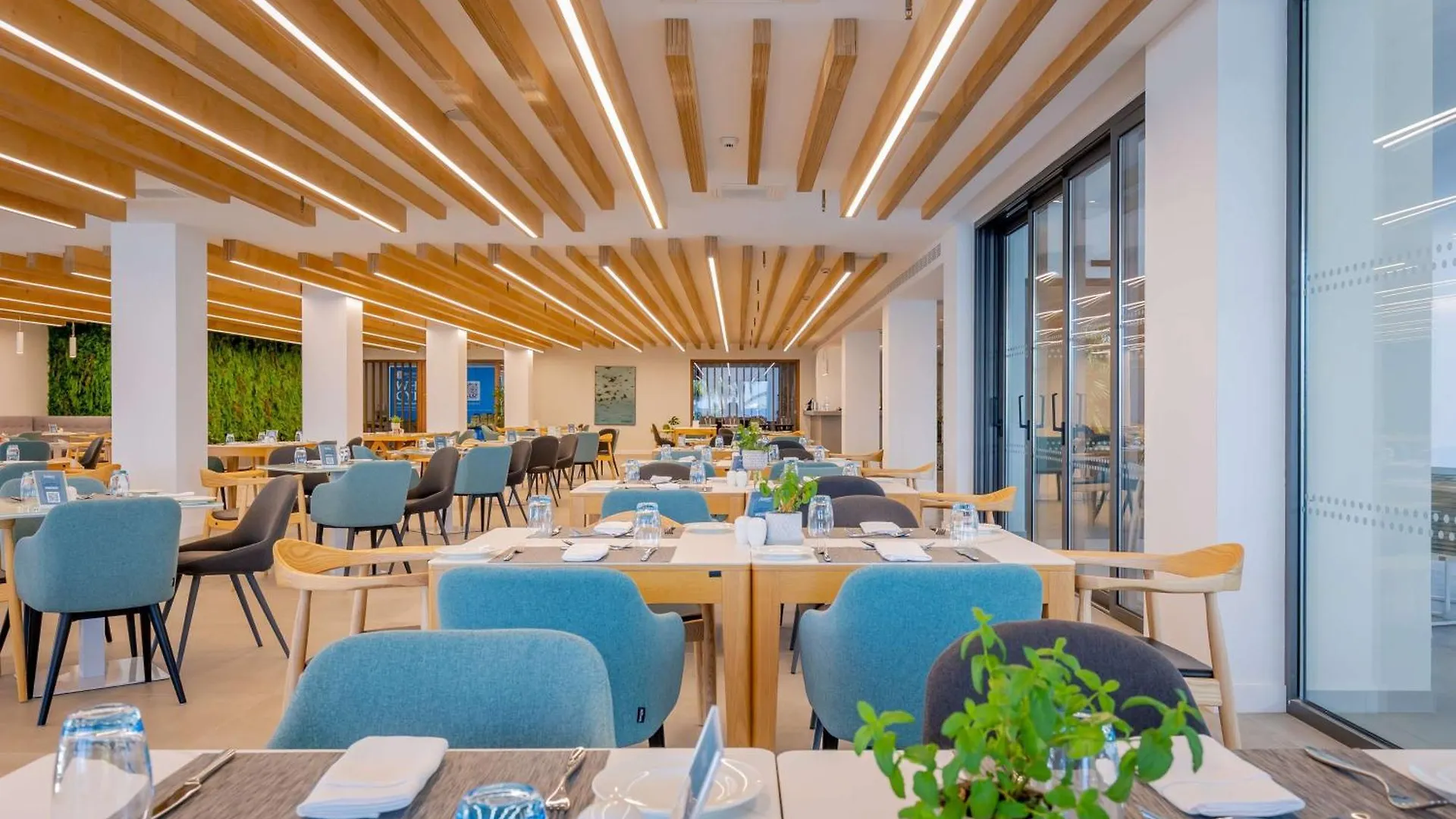 Radisson Beach Resort לרנקה