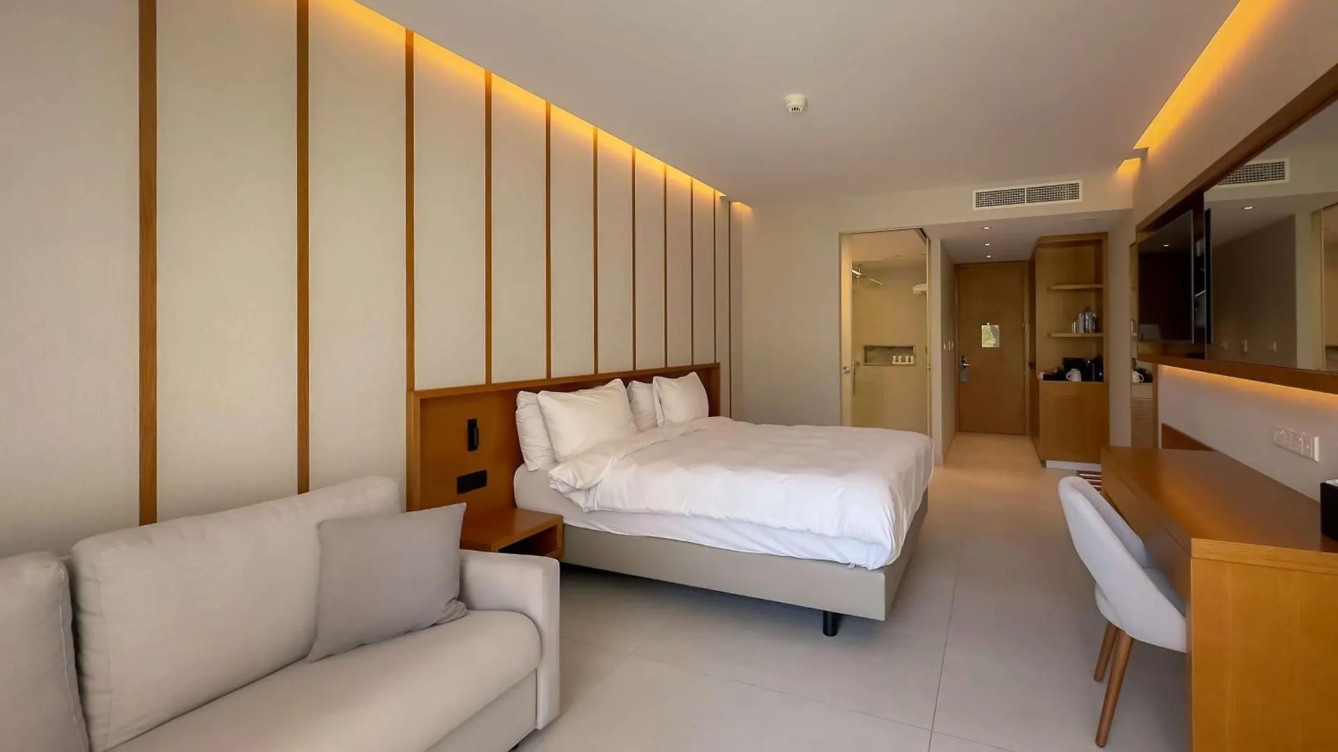 Radisson Beach Resort לרנקה 5*,  קפריסין