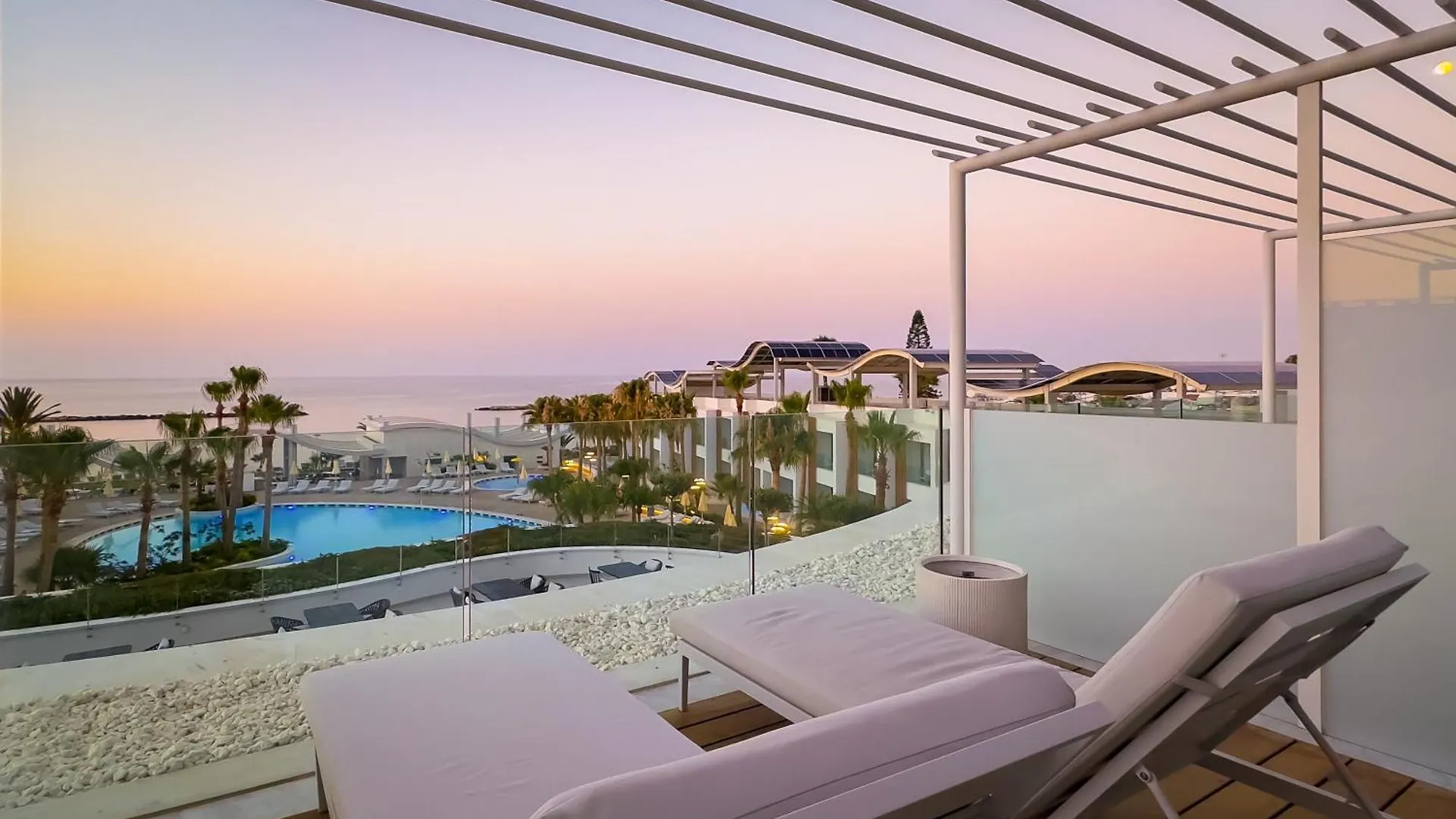Radisson Beach Resort Larnaca 5*,