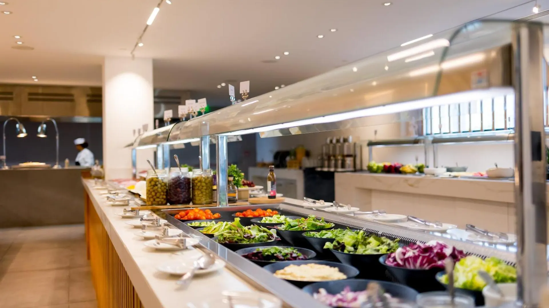 Radisson Beach Resort Larnaca 5*,