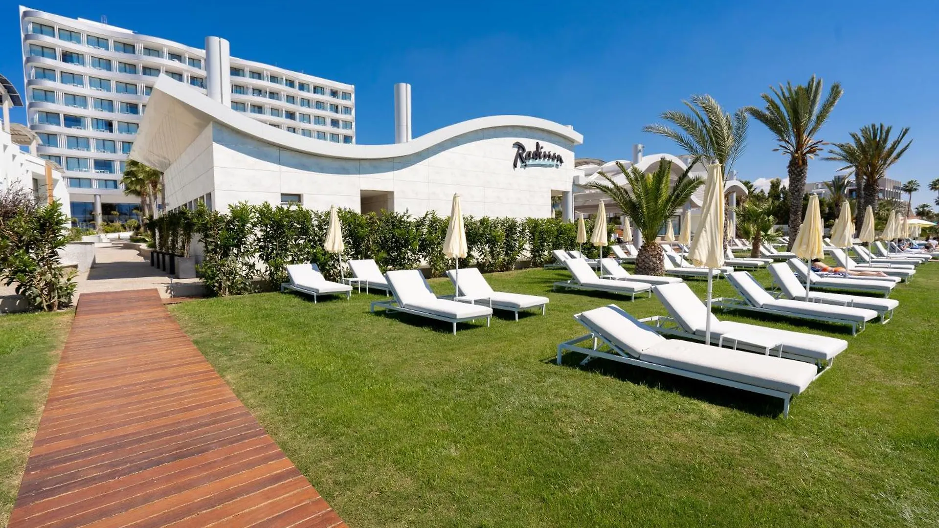 *****  Radisson Beach Resort לרנקה קפריסין